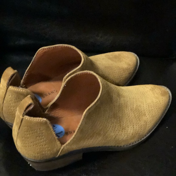 Lucky Brand Basel Gold Brown Perforated Pull On Ankle Boots Size 7.5 - Picture 2 of 8